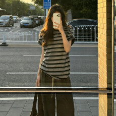 批发设计感小众正肩条纹短袖T恤女夏宽松显瘦上衣慵懒松弛半袖<b class='q'>体恤衫</b>