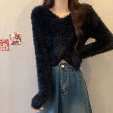 批发<b class='q'>韩版</b>2026年春季不规则交叉设计感保暖毛绒绒毛衣女内搭针织衫上衣