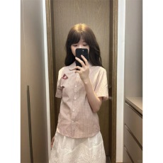 批发粉色格纹短袖衬<b class='q'>衫</b>女夏娃娃领红猫阅览室刺绣宽松减龄衬<b class='q'>衣</b>上衣