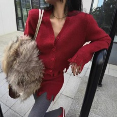 批发新款~韩系气质纯色V领单排扣破边长袖毛衣<b class='q'>开衫</b>半身裙两件套