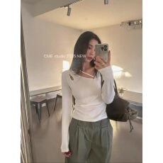 批发CME正版2025冬季新款不规则<b class='q'>镂空</b>斜V领修身显瘦磨毛长袖T恤打底<b class='q'>衫</b>