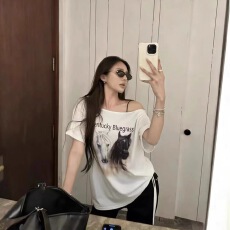 批发十三行斜肩骏马印花<b class='q'>短袖</b><b class='q'>T</b><b class='q'>恤</b>女2026夏新款休闲宽松慵懒风百搭上衣