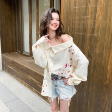 批发原版1:1 /适合直播品质店/条纹斜肩<b class='q'>衬衫</b>宽松<b class='q'>印花</b><b class='q'>衬衣</b>露肩设计感