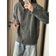 批发原版原色，直播品质/<b class='q'>兔毛</b>针织<b class='q'>毛衣</b>开衫爱心纽扣猫猫刺绣重磅加厚