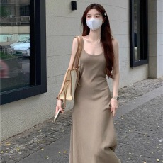 批发夏季高级感纯欲风吊带背心连衣裙女装黑色辣妹收腰气质显瘦长裙子