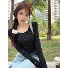 批发已到货 <b class='q'>时尚</b>春秋季新款碎花露背打底衫长袖上衣设计感上衣女