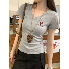 批发已到货 夏季V领正肩短袖刺绣图案<b class='q'>T</b><b class='q'>恤</b>女新款纯色百搭修身简约上衣