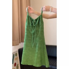 批发已到货 法式绿色<b class='q'>碎花</b>连衣裙女夏季新款海边度假性感收腰<b class='q'>短裙</b>