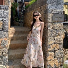 批发碎花吊带<b class='q'>连衣裙</b>女气质蕾丝花边V领海边度假收腰长裙