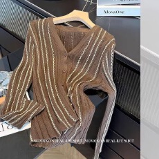 批发早秋高级感V领撞色条纹长袖针织<b class='q'>开衫</b>超火百搭小众别致绝美上衣女