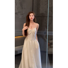 批发法式气质白色吊带连衣裙子女夏季2025新款海边度假高级感收腰长裙