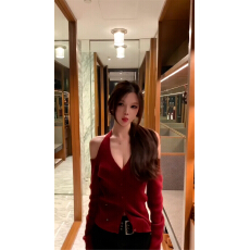 红色挂脖吊带针织高级感毛衣女秋冬季2025新款设计感圣诞穿搭上衣