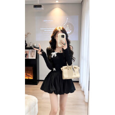 批发法式气质露肩黑色连衣裙子女2026新款超好看冬季内搭打底花苞短裙