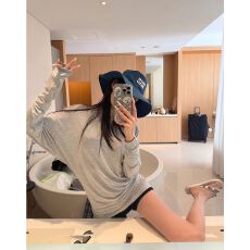 批发韩系冰丝螺纹v领慵懒宽松百搭<b class='q'>长袖</b><b class='q'>t</b><b class='q'>恤</b>女夏季新款弯刀堆积感上衣