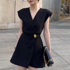 批发高级V领<b class='q'>连体</b>短裤西装裙女2025夏季时尚洋气设计感黑色连衣裙