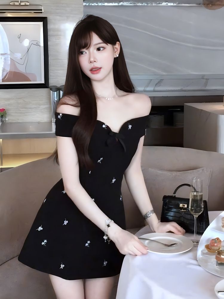FA34208# 绝美一字肩连衣裙女夏季新款轻奢高级感气质纯欲风收腰显瘦A字裙 服裝批發女裝批發服飾貨源