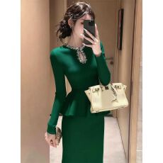 批发秋季千金贵气感御姐穿搭高端精致<b class='q'>名媛</b>气质小香风深绿色爆款<b class='q'>套装</b>裙