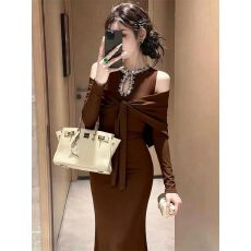 批发名媛御姐风情万种的<b class='q'>裙子</b>高端气质女神范咖色露肩<b class='q'>长</b>款连衣裙女秋季