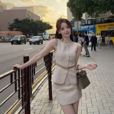 批发高级感气质套装女夏季新款气质无袖背心上衣显瘦包臀半身裙<b class='q'>两件套</b>