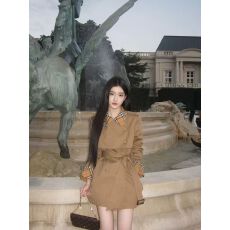 批发<b class='q'>英伦</b><b class='q'>风</b>洋气拼接款2026中长款秋冬时尚新款格子高级感显瘦<b class='q'>风</b>衣外套