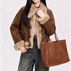 批发2025冬季韩版毛领加厚款外套<b class='q'>百搭</b>女生宽松版型上衣牛角扣设