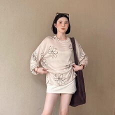 批发韩系宽松慵懒风薄款<b class='q'>花朵</b>印花宽松长袖<b class='q'>t</b><b class='q'>恤</b>