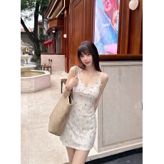 批发法式甜心碎花吊带<b class='q'>连衣裙女</b>夏季新款温柔甜美修身显瘦纯欲