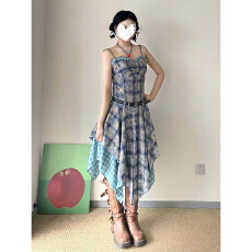 批发法式复古风设计感<b class='q'>蓝色</b>格纹不规则吊带中长款<b class='q'>连衣裙</b>女2026