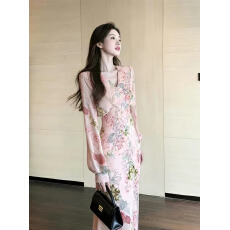 批发2026巨好看粉色碎花<b class='q'>连衣裙</b>女春独特漂亮减龄气质高端掐腰法式长裙