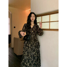 批发黑色长袖碎花<b class='q'>连衣裙</b>女2026春季新款V领高腰遮胯显瘦打底百搭长裙