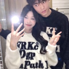 批发美式复古马海毛字母圆领毛衣男女慵懒风高级感潮情侣装针织衫外套