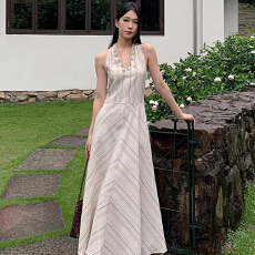 批发设计感米色V领贝壳挂脖a字裙新款法式高级咖色<b class='q'>条纹</b>无袖<b class='q'>连衣裙</b>女夏