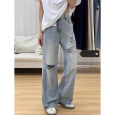 批发浅蓝色设计感破洞直筒阔腿<b class='q'>牛仔裤</b>女高腰垂感宽松显瘦拖地牛仔长裤