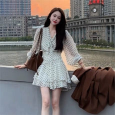 批发法式气质温柔风V领波点长袖连衣裙女<b class='q'>秋</b>季新款设计感收腰显瘦短裙