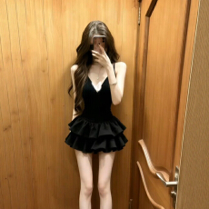 批发法式性感黑色V领吊带<b class='q'>连衣裙</b>女夏季新款纯欲修身显瘦蛋糕蓬蓬短裙