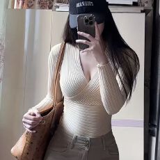 批发紧身<b class='q'>短款</b>针织长袖上衣女秋冬网红新款V领套头<b class='q'>毛衣</b>时尚内搭打底衫