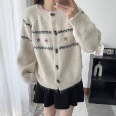 批发牛角扣宽松复古<b class='q'>毛衣</b>开衫女2025秋冬新款圆领提花<b class='q'>手工</b>花朵针织外套