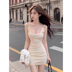 批发纯欲甜辣妹蕾丝方领<b class='q'>连衣裙</b>女夏季2026年设计感独特漂亮<b class='q'>包臀</b>短裙子