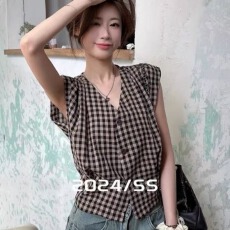 批发复古<b class='q'>红色</b>格子背心无袖衬衫女设计感小众夏季外穿2025新款掐腰<b class='q'>上衣</b>