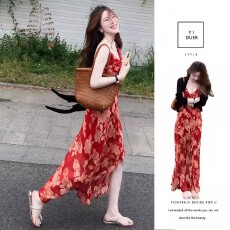 批发夏日绝美新款显白<b class='q'>复古</b>红色<b class='q'>连衣裙</b>不规则碎花吊带裙子女度假风长裙