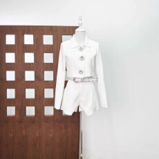 批发cihc轻奢<b class='q'>名媛</b>钻石方扣白色短薄外套配高腰西装短裤2025纯色<b class='q'>套装</b>冬