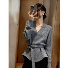 批发灰色v领<b class='q'>长袖</b>针织衫女秋冬宽松慵懒收腰毛衣内搭打底上衣