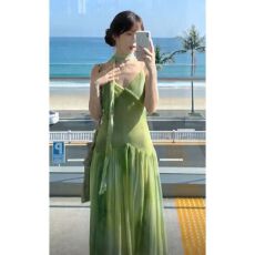 批发温柔风独特超好看V领吊带沙滩裙海边度假风绝美<b class='q'>连衣裙</b>2026年夏季