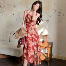 批发巨好看的<b class='q'>红色</b>碎花<b class='q'>连衣裙</b>2026<b class='q'>夏</b>季新款裙子多巴胺掐腰海边丁达尔裙