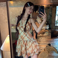 批发挂脖连衣裙女<b class='q'>夏</b>季2026新款吊带法式小个子巨好看的格子裙子