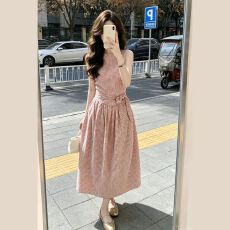 批发法式复古温柔风粉色格子<b class='q'>背心</b>连衣裙女夏无袖系带收腰<b class='q'>长裙</b>甜美日常
