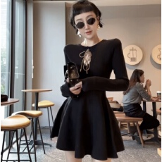 批发千金风短裙长 袖气质A字裙轻奢<b class='q'>连衣</b>裙收腰秋冬