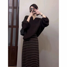 批发冬装一整套大方得体气质御姐咖色毛衣条纹<b class='q'>半身裙</b><b class='q'>职业</b>套装