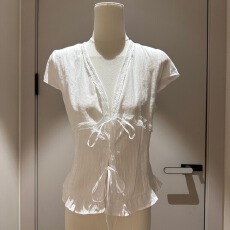 批发实拍<b class='q'>设计</b>感小衫简约修身上衣法式白色蕾丝花边系带短袖衬衫女
