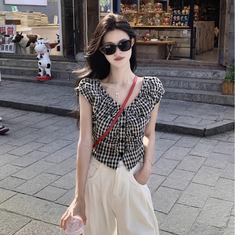 홍콩 느낌 레트로 흑인과 백인 체크무늬 V넥 민소매 여성 셔츠 여름 작은 대중 디자인 센스 몸매 가꾸기 슬림해 보이는 쇼트 스타일 맨위
